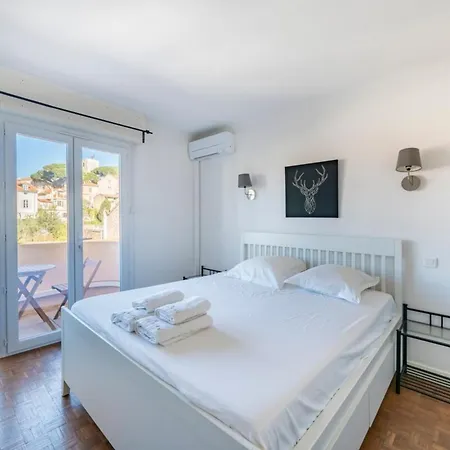 Wonderful 2 Bedroom With Sea View شقة *