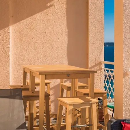 Wonderful 2 Bedroom With Sea View شقة *