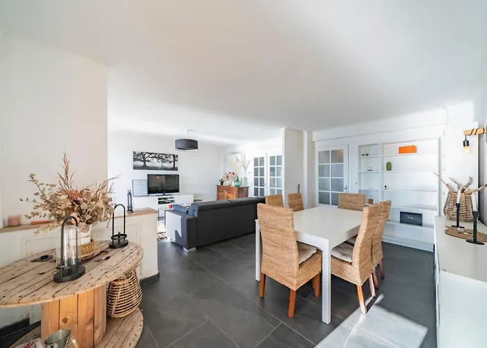 Wonderful 2 Bedroom With Sea View Apartman *