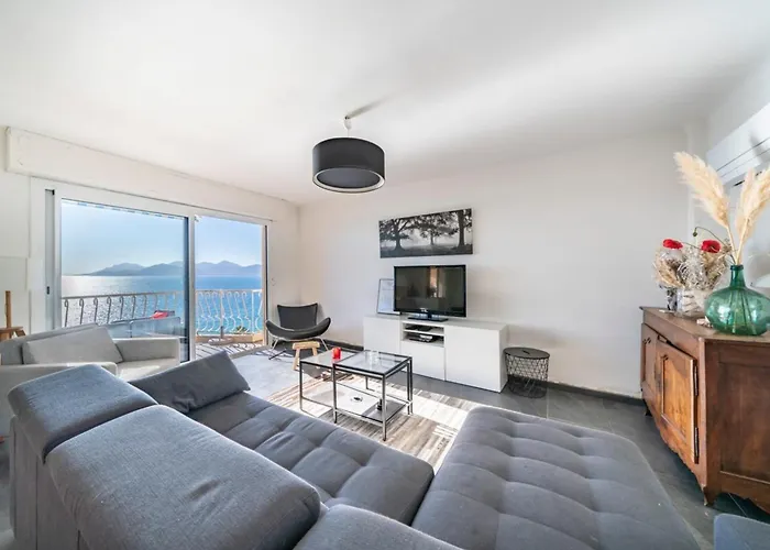 Apartman Wonderful 2 Bedroom With Sea View *