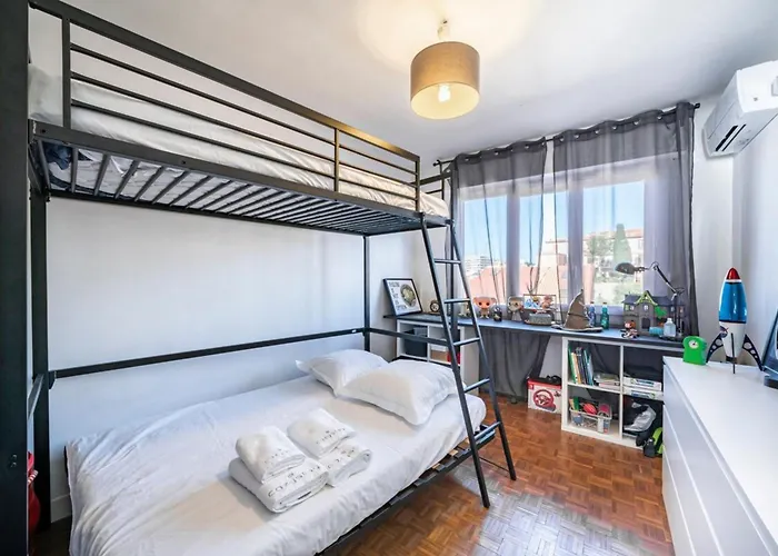 Wonderful 2 Bedroom With Sea View Apartman