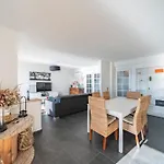 Wonderful 2 Bedroom With Sea View Apartman *